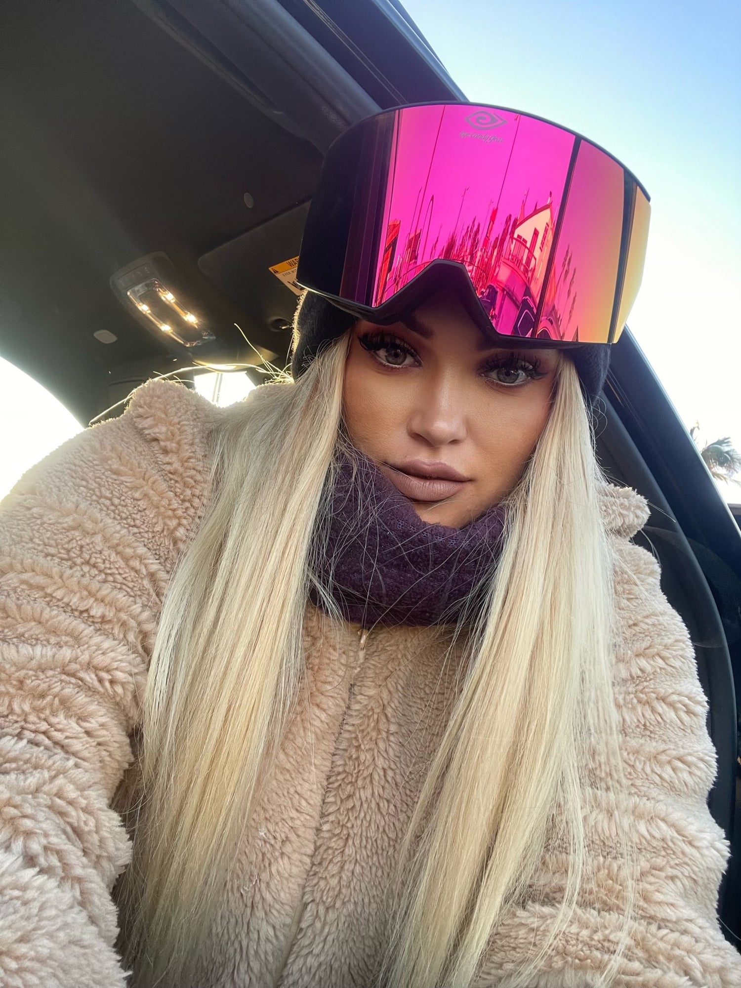 MAGNETIZED SNOW GOGGLES